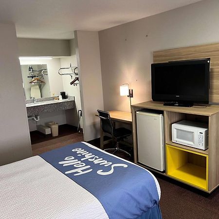 Days Inn By Wyndham Pratt Luaran gambar