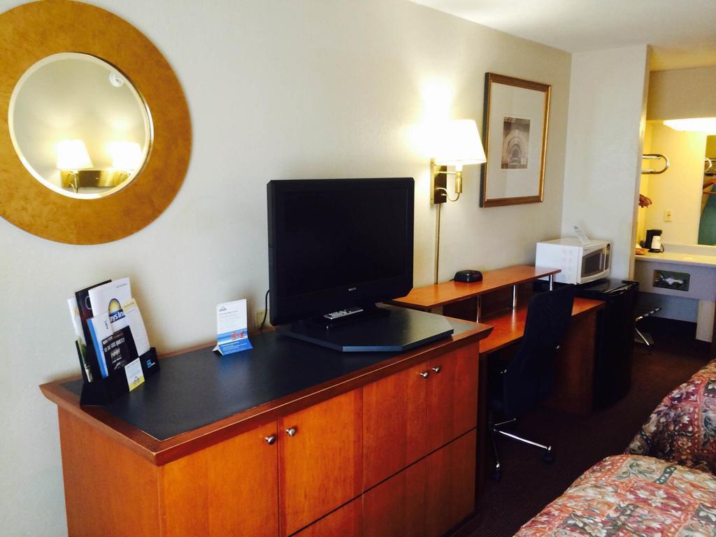 Days Inn By Wyndham Pratt Luaran gambar