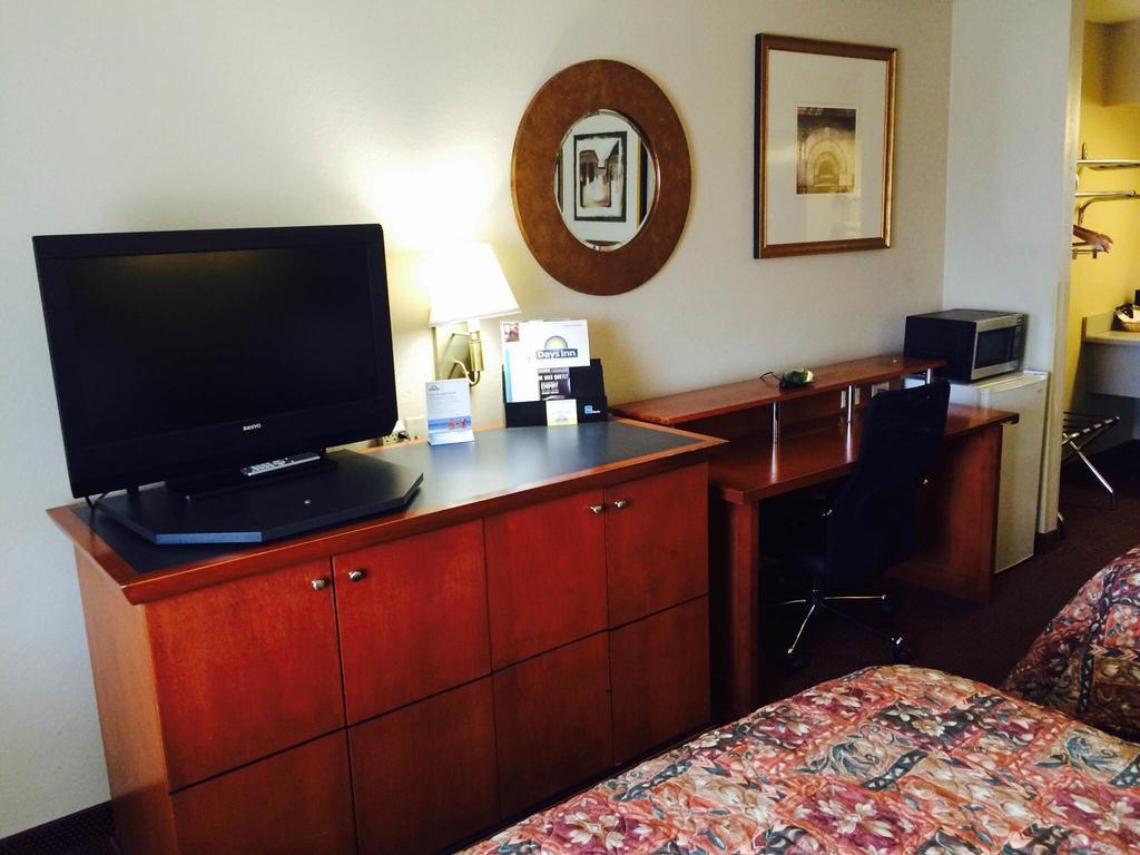 Days Inn By Wyndham Pratt Luaran gambar