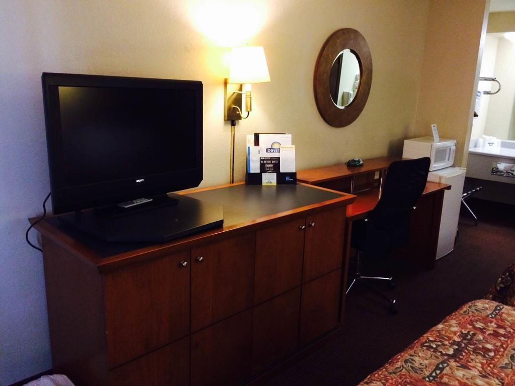 Days Inn By Wyndham Pratt Luaran gambar