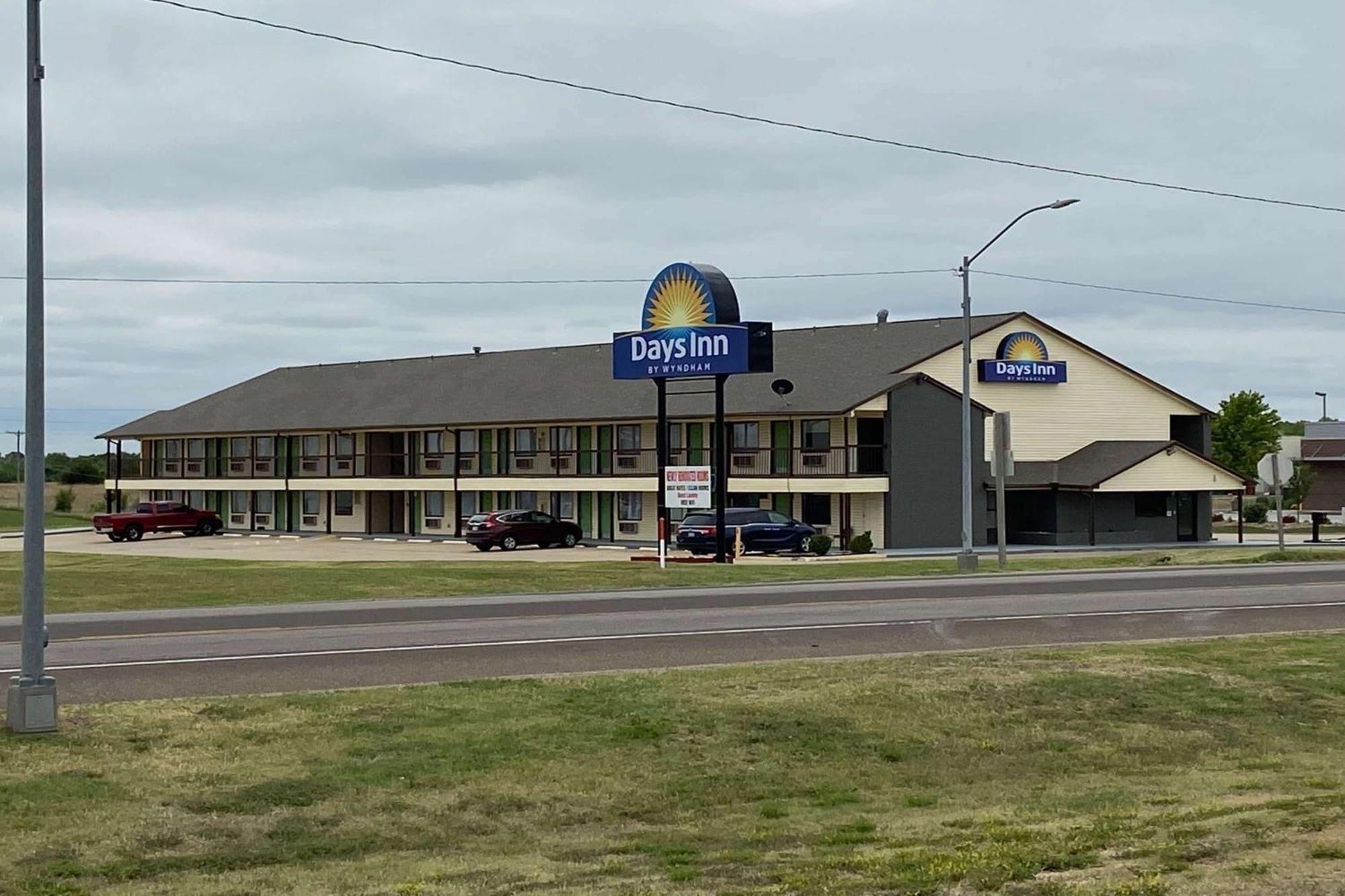 Days Inn By Wyndham Pratt Luaran gambar